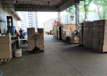 Mercadorias sendo retiradas na RF. Bazar terá centenas de itens a preços acessíveis Foto: Divulgação