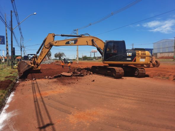Remoção do antigo asfalto da avenida. Foto: PMFI/Divulgação
