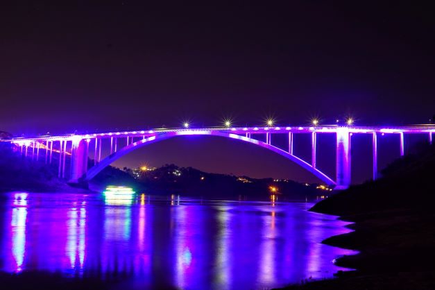 Ponte da Amizade Iluminada para o Natal. Foto: Christian Rizzi/IB