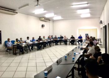 Reunião realizada ontem (10). Foto: PMFI/Divulgação