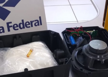 Droga encontrada na caixa de som. Foto: RF/Divulgação
