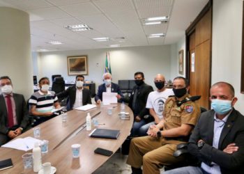 Piana ouve as reivindicações. Foto: Camila Tonett/Vice-governadoria
