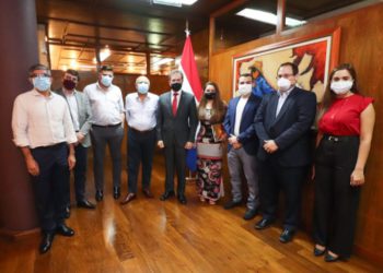 O ministro da Indústria e Comércio, Luis Castiglioni, recebeu o gerente da fábrica, Nail Junior, e demais diretores da fábrica. Foto: MIC/Divulgação