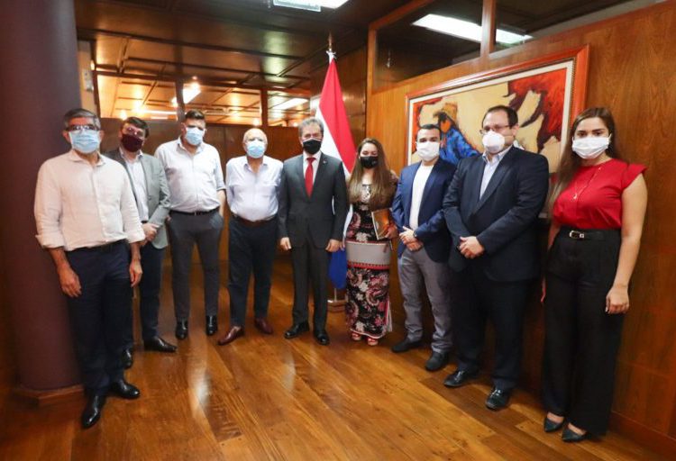 O ministro da Indústria e Comércio, Luis Castiglioni, recebeu o gerente da fábrica, Nail Junior, e demais diretores da fábrica. Foto: MIC/Divulgação