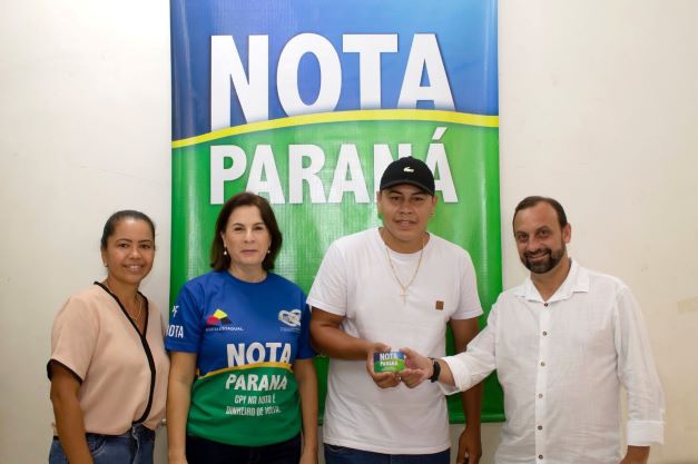 Aos 21 anos, morador de Lobato recebe o prêmio de R$ 1 milhão do Nota Paraná
Foto: SEFA