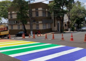 Faixa colorida pintada pela Secretaria de Direitos Humanos. Foto: PMFI/Divulgação