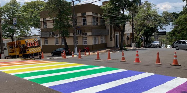 Faixa colorida pintada pela Secretaria de Direitos Humanos. Foto: PMFI/Divulgação