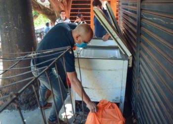 Fiscais confiscam um freezer colocado na calçada. Foto: Prefeitura de CDE/Divulgação