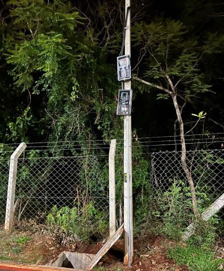 Roubo de fios da iluminação da pista de caminhada, para serem vendidos a receptadores. Fotos: Diretoria de Coordenação/IB