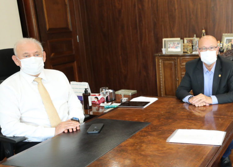 Trajano (à esquerda) e Romanelli se enaltecem em destinar recursos de todos paranaenses para Curitiba. Foto: Orlando Kissner/Alep