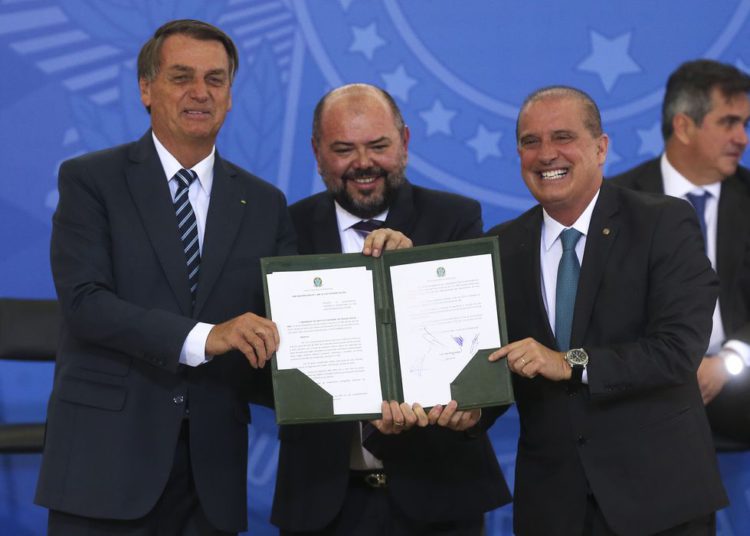 Os presidentes da República, Jair Bolsonaro, do INSS,José Carlos Oliveira e o ministro do Trabalho e Previdência, Onyx Lorenzoni, participam da cerimônia de modernização da prova de vida do INSS, no Palácio do Planalto. Foto: Antonio Cruz/Agência Brasil