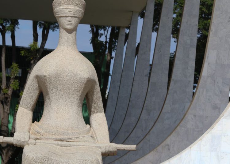 Estátua da justiça em frente ao Palácio do Supremo Tribunal Federal na Praça dos Três poderes em Brasília. Foto: Fábio Rodrigues Pozzebom/Agência Brasil