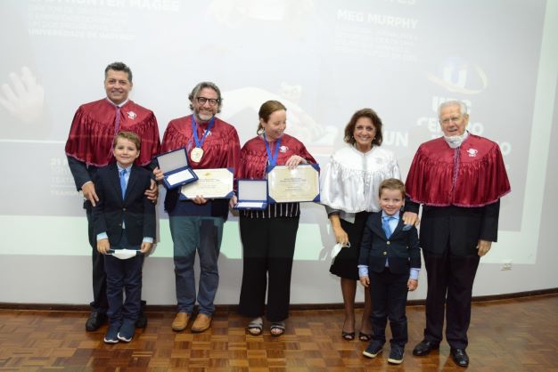No centro da foto, professor Sam Hunter Magee e a escritora e jornalista Meg Murphy, ambos de Harvard University. Foto: UDC/Divulgação