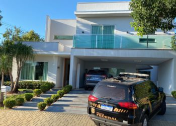 As fotos divulgadas nesta terça-feira, 22, pela PF e RF, mostram a operação em curso em Foz do Iguaçu.