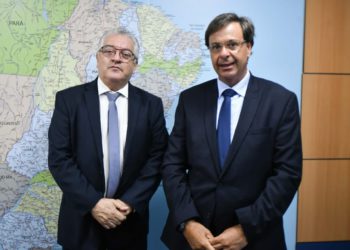 Secretário Paulo Angeli, à esquerda, e o ministro do Turismo reunidos em Brasília nesta terça-feira. Foto: PMFI/Divulgação
