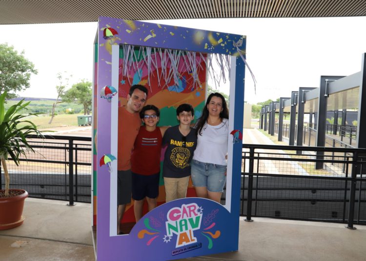 Turistas em visita à Itaipu no Carnaval. Foto: Divulgação/IB