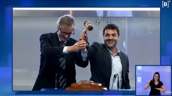 Representante da Construcap, à esquerda, e da Cataratas S/A batem o martelo. Foto: reprodução do youtube