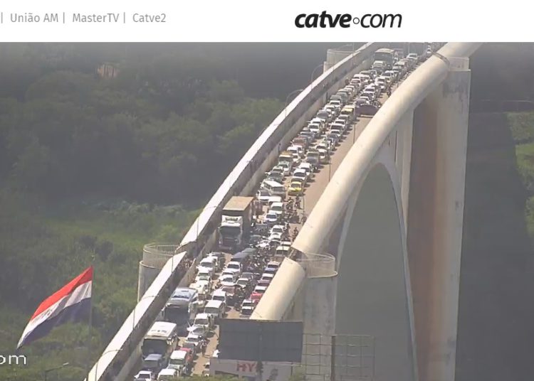 Ponte da Amizade fechada, nesta manhã, devido a protestos no lado paraguaio. Foto: captação câmara da Catve