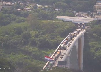Tráfego na Ponte da Amizade nesta sexta-feira.
Foto: captura de imagem da câmera da CATVE