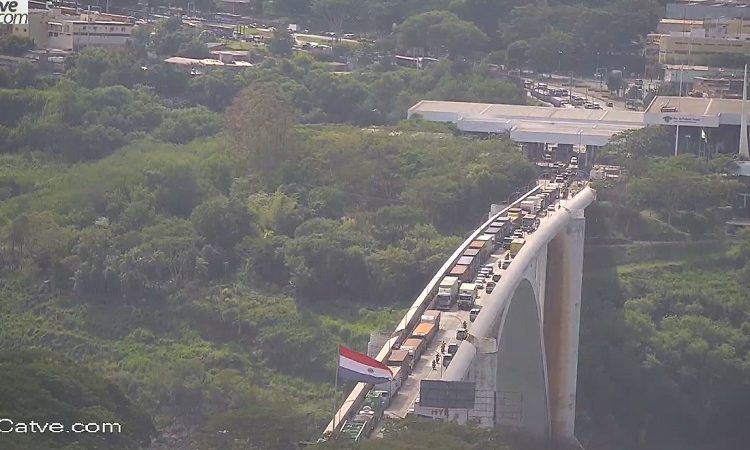 Tráfego na Ponte da Amizade nesta sexta-feira.
Foto: captura de imagem da câmera da CATVE