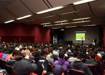 Palestra do Professor Doutor Robert Carr que veio de Washington D.C. nos EUA. Foto: UDC/Divulgação