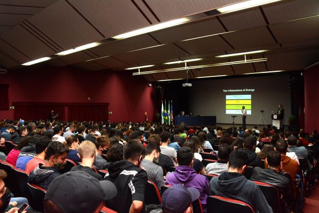 Palestra do Professor Doutor Robert Carr que veio de Washington D.C. nos EUA. Foto: UDC/Divulgação