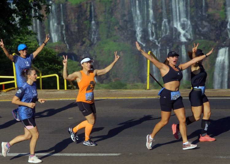 Participantes da Meia Maratona das Cataratas. Fotos: Nilton Rolin