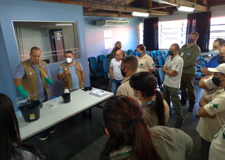 Servidores do CCZ participam de treinamento para a utilização desta nova ferramenta de combate ao Aedes aegypti. Foto: PMFI