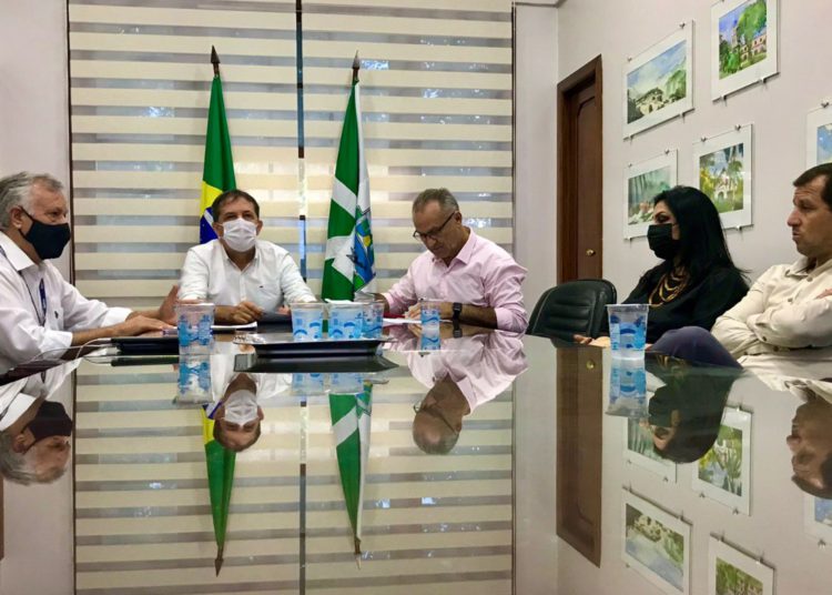 Agora v ai? Assinatura do contrato com a nova empresa. Foto: PMFI
