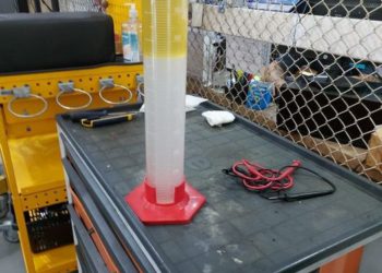 A foto postada por Ribas mostra a gasolina adulterada.