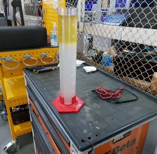 A foto postada por Ribas mostra a gasolina adulterada.