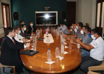 Reunião entre sindicalistas e representantes do governo paraguaio. Fonte: Agência IP