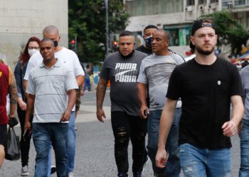 Movimentação de pessoas no centro da cidade no primeiro dia de flexibilização do uso de máscaras ao ar livre no Estado do Rio de Janeiro. Foto: Fernando Frazão/Agência Brasil