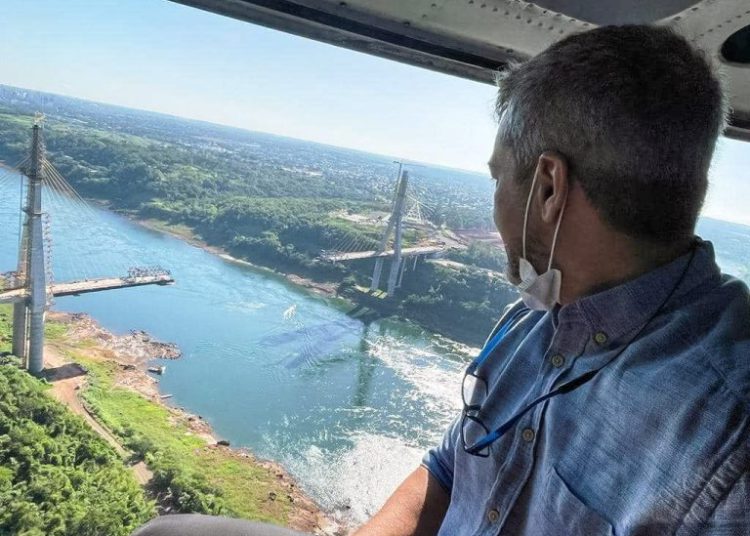 O presidente fez um sobrevoo na área de construção da Ponte da Integração. Foto Agência IP