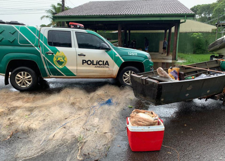 Polícia Ambiental prende seis e aplica R$ 11 mil em multas ao constatar pesca ilegal no Lago Itaipu, no Oeste do estado -
Foto: SESP-PARANÁ