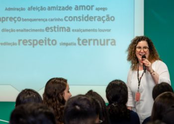 Cristiane Pimenta durante palestra para os menores aprendizes do PIIT, na Itaipu, em 2019. Foto: Rubens Fraulini/IB.