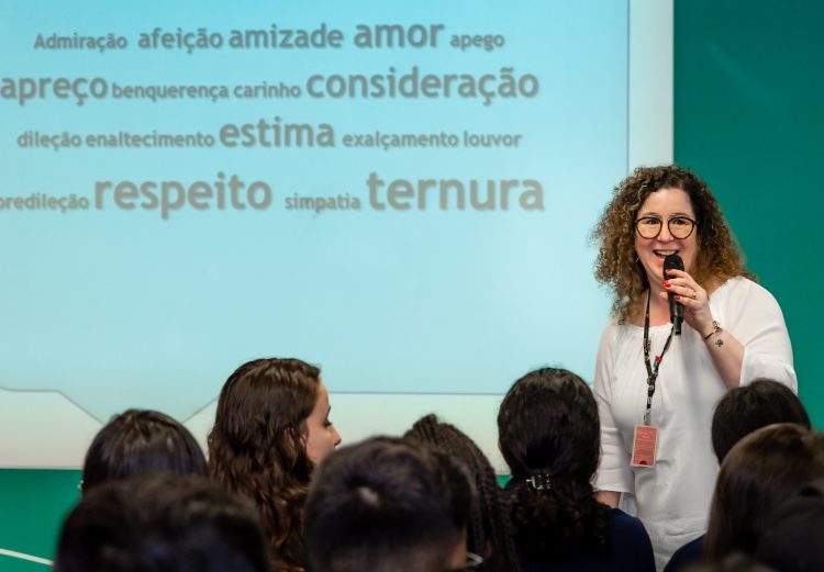 Cristiane Pimenta durante palestra para os menores aprendizes do PIIT, na Itaipu, em 2019. Foto: Rubens Fraulini/IB.