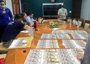 Dinheiro foi xerocado, antes de ser entregue aos líderes do caminhoneiros. Foto: cortesia