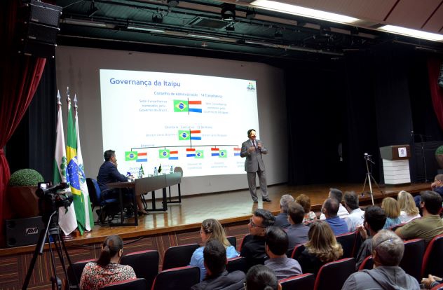 Diretor-geral brasileiro da Itaipu ministra Aula Magna na UDC. Foto: Divulgação/UDC