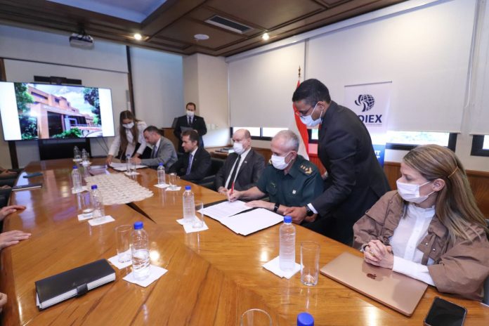 Assinatura do acordo com a CBC ontem (05), na sede do Ministério da Indústria e Comércio do Paraguai. Foto: Divulgação/MIC