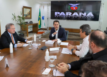 Governador Carlos Massa Ratinho Junior em reunião com o diretor-geral brasileiro da Itaipu Binacional, Almirante Anatalício Risden - Curitiba, 18/04/2022
Foto: Ari Dias/AEN
