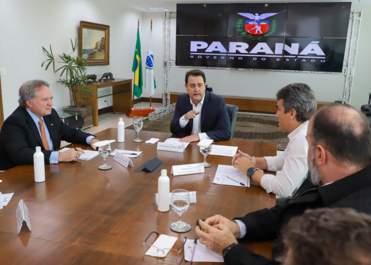 Governador Carlos Massa Ratinho Junior em reunião com o diretor-geral brasileiro da Itaipu Binacional, Almirante Anatalício Risden - Curitiba, 18/04/2022
Foto: Ari Dias/AEN