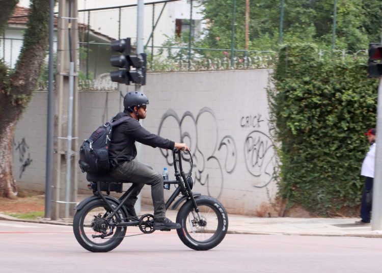 Ciclomotores e bicicletas elétricas precisam seguir recomendações de segurança, alerta Batalhão de Trânsito da PM -