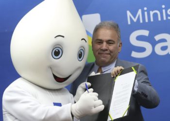 O ministro da Saúde, Marcelo Queiroga, assina portaria que estabelece o fim da Emergência em Saúde Pública de importância Nacional (Espin), durante cerimônia no Ministério da Saúde. Foto: Antônio Cruz/Agência Brasil