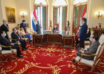 O presidente do Paraguai, Mario Abdo Benítez, recebeu um relatório sobre a situação epidemiológica e decidiu levantar a emergência sanitária no país. Foto Presidência