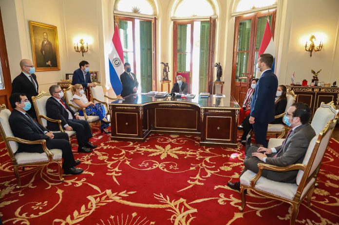 O presidente do Paraguai, Mario Abdo Benítez, recebeu um relatório sobre a situação epidemiológica e decidiu levantar a emergência sanitária no país. Foto Presidência