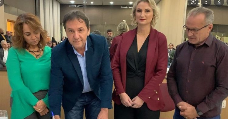 Da esquerda para a direita: Rosa Jerônymo (que deixou o cargo de secretária de Saúde para disputar uma cadeira na Alep), Chico Brasileiro (empossando a nova secretária de Saúde), a nova secretária de Saúde, Jaqueline Tontini, e o presidente da Câmara de Vereadores. Foto: PMFI/Divulgação