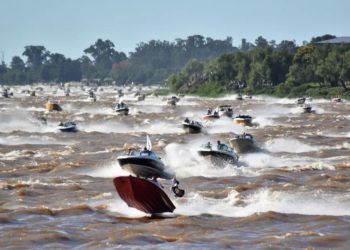 Embarcações participantes do torneio realizado ontem (08). Foto: Prefeitura de Goya/Divulgação