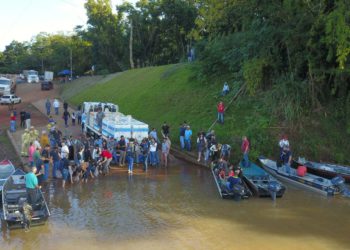 Soltura de peixes nativos no Paraná. Fotos: Alessandro Vieira/SEST