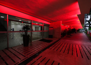 Assembleia se ilumina de vermelho para derrubar tabus em torno do tema “menstruação”. Foto: Dálie Felberg/Alep
